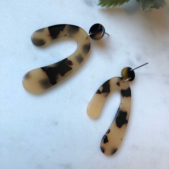 The Maeve - Tortoise Shell Geometric Earrings - Picture 4 of 4